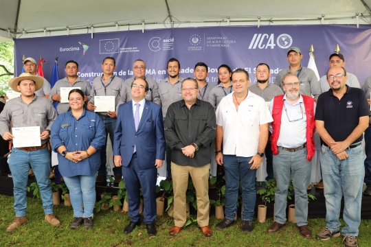 España y la UE invertirán €600 mil EUR para beneficiar a 10 mil personas en “Construcción de la NAMA en ganadería bovina de El Salvador”