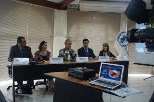 El asesor en Cooperación de la Delegación de la Comisión Europea, Ricardo Cruz-Letona; primera secretaria de la Embajada de Australia en México, Rosemary Morris-Castico; la representante del Programa Mundial de Alimentos en El Salvador, Dorte Ellehammer; el encargado de negocios de la Embajada de España, Jorge Mijangos; y la directora de asistencia alimentaria de la Secretaría de Inclusión Social, Tania Cedillos. 