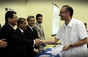 En la premiación, participaron el viceministro de Vivienda, Edín Martínez; el alcalde de Santa Tecla, Óscar Ortiz; el viceministro de Cooperación para el Desarrollo, Jaime Miranda; el adjunto al coordinador de AECID, Ángel Marcos; el coordinador residente de Naciones Unidas en El Salvador, Roberto Valent; y el presidente del Colegio de Arquitectos, René Esquivel. 