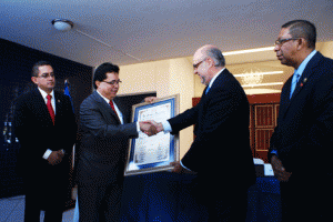 El vicepresidente de la Asamblea Legislativa, Roberto Lorenzana,entrega al embajador de España en El Salvador, Francisco Rabena, el diploma de reconocimiento a AECID. 
