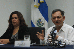 La viceministra Lina Pohl y el ministro Rosa Chávez lideran los esfuerzos para la planificación hídrica en El Salvador.