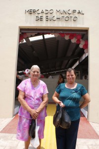 Marta Rodríguez y su hija Ana Margarita terminan sus compras en el mercado municipal.
