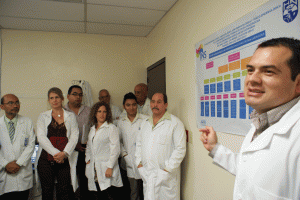 El doctor Orantes y parte del equipo investigador del Ministerio de Salud.