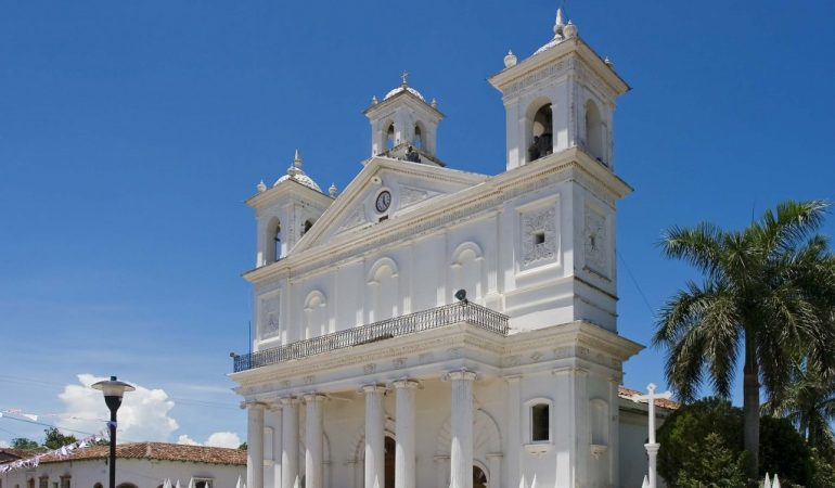 Trabajos conjuntos para restaurar la Iglesia de Santa Lucía de Suchitoto –  Agencia Española de Cooperación Internacional para el Desarrollo