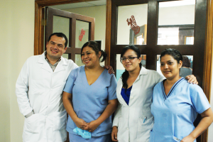 El doctor Orantes, junto a parte del equipo de enfermería e investigación en salud renal de San Miguel.