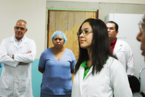 El doctor Raúl Herrera, al fondo a la izquierda, dirigió la investigación con un equipo de especialistas de El Salvador y Cuba.