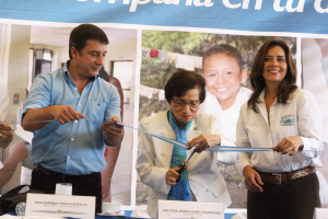 El director de la AACID, Enrique Centella; la ministra de Salud, María Isabel Rodríguez; y la presidenta del FISDL, Carolina Ávalos.