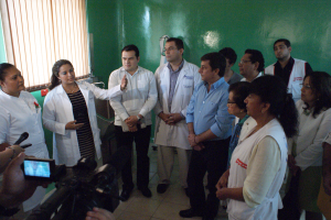 La directora de la Unidad Comunitaria, Lilian Núñez explica a las autoridades en qué consiste la unidad de diálisis peritoneal ambulatoria automatizada con dos camas y la de diálisis peritoneal continua con cuatro sillas. 