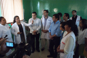 La directora de la Unidad Comunitaria, Lilian Núñez explica a las autoridades en qué consiste la unidad de diálisis peritoneal ambulatoria automatizada con dos camas y la de diálisis peritoneal continua con cuatro sillas.
