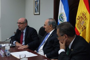 El embajador de España, Francisco Rabena; el ministro de Educación, Hato Hasbún; y el viceministro de Hacienda,