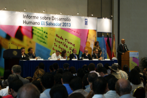 La presentación estuvo presidida por el presidente de la República, Mauricio Funes, y la secretaria de Inclusión Social, Vanda Pignato. En la mesa de honor, también se encontraba el embajador de España en El Salvador, Francisco Rabena; además de representantes de Alemania, Luxemburgo y organismos internacionales.