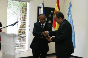 Alan García entrega a Ignacio Nicolau la placa de reconocimiento.