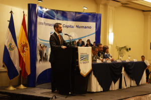 El adjunto al Coordinador General de la Cooperación Española, Ángel Marcos, interviene en el evento que presidieron el director General de Impuestos Internos, Carlos Cativo; el viceministro Roberto Solórzano; el director de Administración del Ministerio de Hacienda, Alfredo Posada, y la directora de Aduanas, Deysi Reynosa.