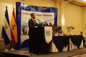 El adjunto al Coordinador General de la Cooperación Española, Ángel Marcos, interviene en el evento que presidieron el director General de Impuestos Internos, Carlos Cativo; el viceministro Roberto Solórzano; el director de Administración del Ministerio de Hacienda, Alfredo Posada, y la directora de Aduanas, Deysi Reynosa. 