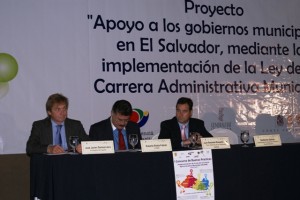 De izquierda a derecha, el embajador de España, el director ejecutivo de FUNDE y el presidente del Fons Valencià. 