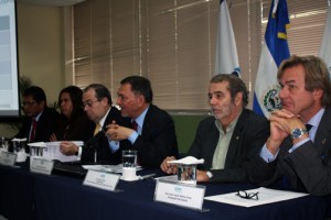 El viceministro de Cooperación, Jaime Miranda; la viceministra de Medio Ambiente, Lina Dolores Pohl; el presidente de ANDA, Paco Fortín; el ministro de Medio Ambiente; Herman Rosa Chávez; el presidente del FISDL, Héctor Silva; y el Embajador de España en El Salvador, José Javier Gómez-Llera. 