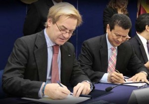 El embajador de España en El Salvador, José Javier Gómez Llera, y el canciller de El Salvador, Hugo Martínez, y suscribieron el 6 de julio el denominado Fondo Común de Apoyo Programático al Programa Comunidades Solidarias.