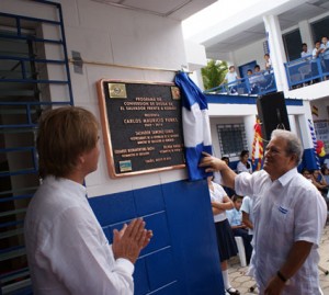 El embajador de España y el ministro de Educación durante la inauguración simbólica.  