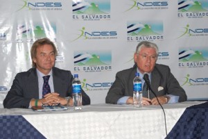 El embajador de España (izquierda), junto al experto español encargado del seminario.