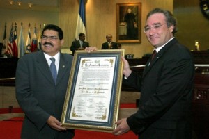 El presidente de la Asamblea, Ciro Cruz Zepeda, entrega a Juan Pita el reconocimiento. 
