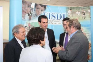 El coordinador de la Agencia Andaluza de Cooperación Internacional para el Desarrollo en El Salvador, Ernesto Prieto; y el adjunto al coordinador de la cooperación española en el país, Ángel Marcos, conversan con los representantes de las instituciones salvadoreñas firmantes.