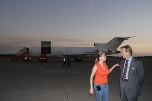 El Embajador de España en El Salvador supervisa con la directora de Asuntos Jurídicos de la Secretaría de Inclusión Social el flete del avión. 