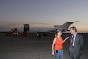 El Embajador de España en El Salvador supervisa con la directora de Asuntos Jurídicos de la Secretaría de Inclusión Social el flete del avión.