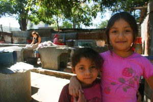 La comunidad La Cruz, situada en Santa Tecla, hoy un conjunto de champas con servicios básicos deficitarios, se convetirá en un complejo de viviendas y áreas recreativas. 