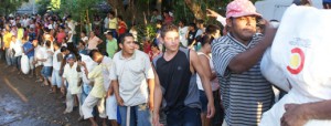 Habitantes de la comunidad en Isla La Calzada , en La Paz, descargan la ayuda española. 