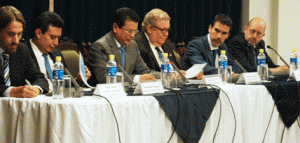El encargado de negocios de Luxemburgo, René Lauer; el secretario técnico de la Presidencia, Alex Segovia; el canciller de la República de El Salvador, Hugo Martínez; el ministro de Hacienda, Carlos Cáceres; el embajador de España en El Salvador, Enrique Ojeda; y el jefe de Cooperación de la UE, Tomás Pallás.