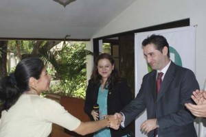 Ángel Marcos, adjunto al coordinadorde la AECID en El Salvador, durante la entrega del diploma a Marta Eugenia Valle. 