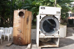 La vieja lavadora y secadora del servicio de lavandería han sido sustituidas por nuevos equipos. 