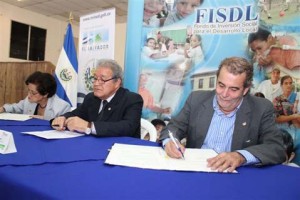 La ministra de Salud, María Isabel Rodríguez; el vicepresidente y ministro de Educación, Salvador Sánchez-Cerén; y el presidente del FISDL, Héctor Silva. 