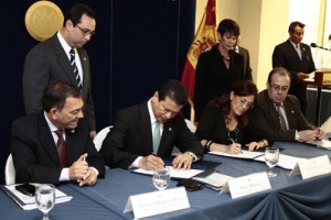 La secretaria de Estado de Cooperación Internacional, Soraya Rodríguez, y el ministro de Relaciones Exteriores, Hugo Martínez, firman el Marco de Asociación para el Desarrollo entre Esaña y El Salvador. FOTO: Cedida por el Ministerio de Relaciones Exteriores (MIREX). 