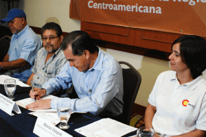El alcalde de Yucaiquín firma uno de los convenios que permiten el inicio del proyecto. 