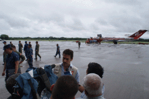 El avión español fue el primer flete con ayuda internacional que aterrizó en El Salvador. 