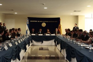 En el acto de la firma estuvieron presentes representantes de varios ministerios de El Salvador y de la Embajada de España en el país, además del personal de la Oficina Técnica de Cooperación de la AECID. FOTO: MIREX. 