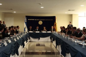 En el acto de la firma estuvieron presentes representantes de varios ministerios de El Salvador y de la Embajada de España en el país, además del personal de la Oficina Técnica de Cooperación de la AECID. FOTO: MIREX.