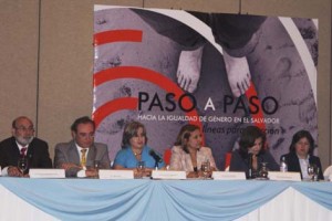 De izquierda a derecha: el Procurador para la Defensa de los Derechos Humanos, Óscar Luna; el coordinador de la Cooperación Española en El Salvador, Juan Pita; la representante del UNFPA en El Salvador, Leonor Calderón; la directora del Instituto de la Mujer, Deisy Cheny; la secretaria de Inclusión Social, Vanda Pignato; y la representante residente del PNUD, Jessica Faieta.