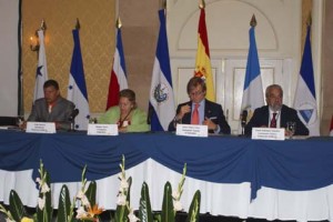 Componían la mesa de honor: Jorge Herrera, presidente de la Fundación DEMUCA; MilagroNavas, presidenta de COMURES; José Javier Gómez-Llera, embajador de España; y Tomás Rodríguez Bolaños, coordinador político de Fundación Demuca.