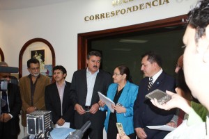 El representante del Grupo Gestor de la Iniciativa junto a los diputados que apoyaron su entrega en la Asamblea. 