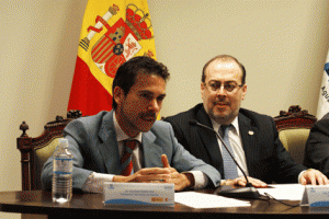 El embajador de España en El Salvador, Enrique Ojeda, en rueda de prensa con el presidente de ANDA, Marco Antonio Fortín.