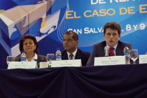 La directora ejecutiva del Plan Trifinio El Salvador, Miriam del Carmen Hirezi; alcalde de Santa Tecla, Óscar Ortiz; el moderador de la Fundación Carolina, Ignacio Suárez en el primer día de taller.