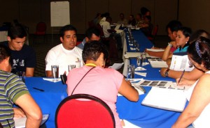 Representantes de AMUSDELI en la confección de los talleres que pretenden ofrecer más oportunidades de formación a al menos 300 jóvenes de la zona.