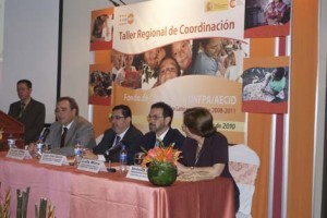 Juan Pita, coordinador general de AECID; Juan José García, viceministro para Salvadoreños en el Exterior; Luis Mora, director regional adjunto de la Oficina Regional del UNFPA para América Latina y El Caribe; y Verónica Simán, representante auxiliar y oficial del UNFPA El Salvador. 