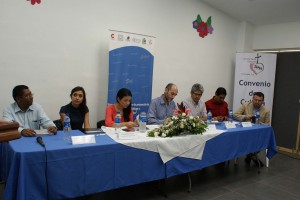 Al acto de inauguración también asistieron representantes de la Alcaldía de Mejicanos; la coordinadora regional de la FAD, Lucía García; la responsable de PREPAZ del Ministerio de Justicia y Seguridad Pública, Lorena Montano; el responsable de programas de Gobernabilidad y Género de la AECID, José Luis Cabezas; el coordinador nacional de Educación del MINED, Renzo Valencia; el alcalde de Cuscatancingo, Jaime Recinos; y el padre Antonio Rodríguez.