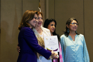 Homenaje a la alumna Patricia Deras, recientemente fallecida. Su madre recibió su diploma de manos de Vanda Pignato. 