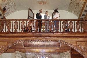 Visita de Su Majestad recorriendo la Iglesia de Santa Lucía, junto al párroco español Jesús Carrión y Pedrina Rivera, alcaldesa Suchitoto