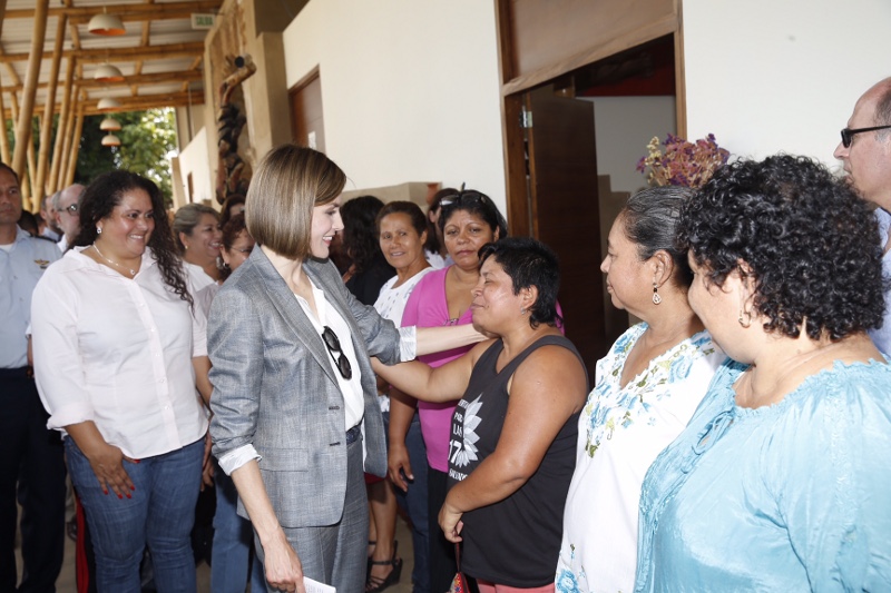 La Reina Letizia visitó la Casa de las Mujeres en Suchitoto, donde se reunió con parlamentarias para tratar temas de género