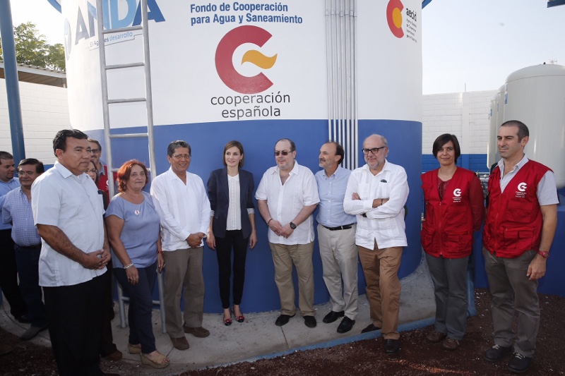 Su Majestad visitando la planta de bombeo en el cantón Isla de Méndez, proyecto del FCAS mediante la AECID 